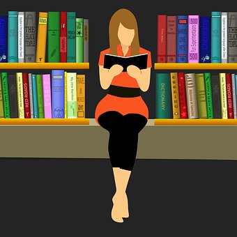 Kvinna som sitter och läser en bok framför en vägg med bokhyllor